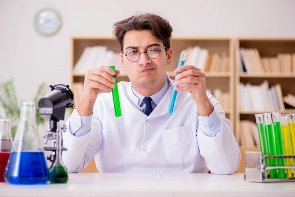 Çılgın bilim adamı bir laboratuarda deneyler yapıyor. — Stok fotoğraf