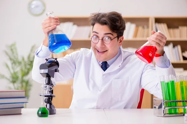 Pazzo scienziato pazzo medico facendo esperimenti in un laboratorio — Foto Stock