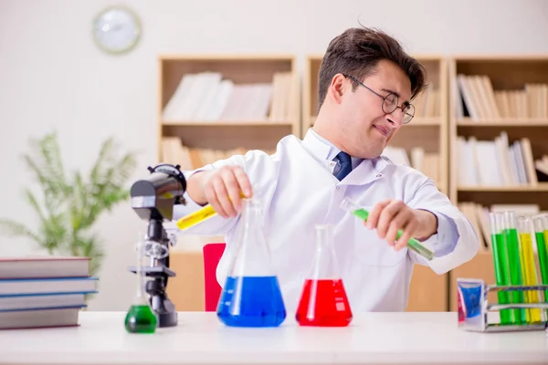 Gekke gekke wetenschapper dokter doet experimenten in een laboratorium — Stockfoto