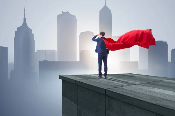 Супергерой бизнесмен на вершине здания готов к вызову — стоковое фото