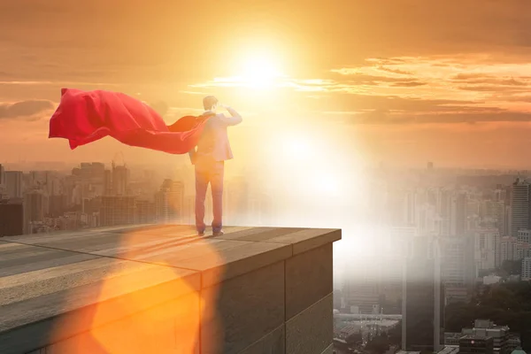 Super hjälte affärsman på toppen av byggnaden redo för utmaning — Stockfoto