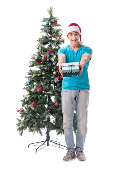 Mladý muž zdobení vánoční strom izolované na bílém — Stock fotografie
