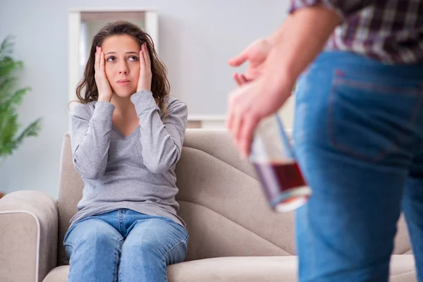 Begreppet våld i hemmet i ett familjegräl med alkoholist — Stockfoto