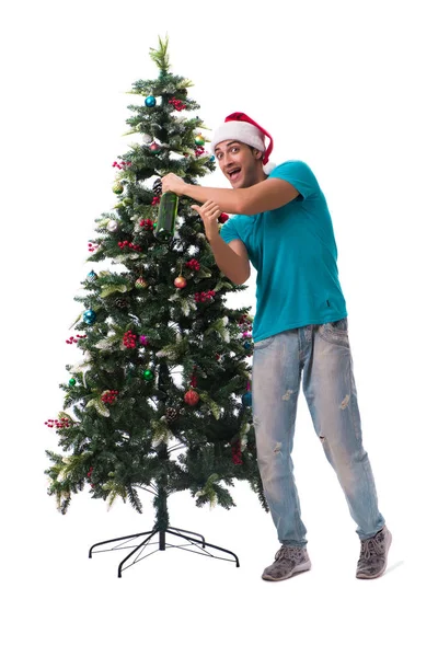 Giovane uomo decorazione albero di Natale isolato su bianco — Foto Stock