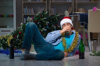 Adam Noel 'i evde yalnız kutluyor.