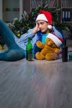 Adam Noel 'i evde yalnız kutluyor.