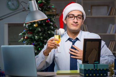 İşadamı Noel 'de ofiste geç saatlere kadar çalışıyor.