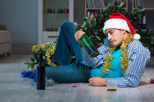 Ο άνθρωπος γιορτάζει τα Χριστούγεννα μόνος στο σπίτι — Φωτογραφία Αρχείου
