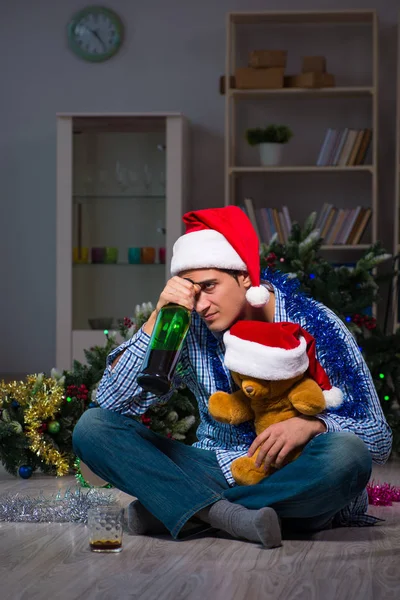 Homme célébrant Noël à la maison seul — Photo