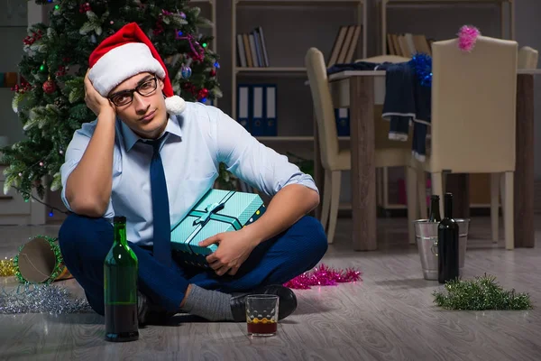 Affärsman firar jul ensam hemma — Stockfoto