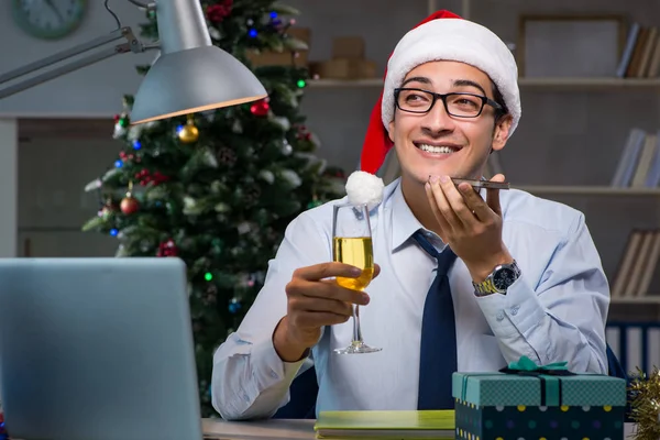 Homme d'affaires travaillant tard le jour de Noël au bureau — Photo