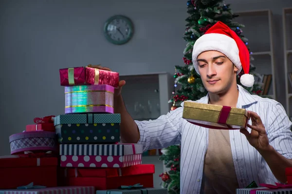 Чоловік з багатьма різдвяними подарунками в коробках — стокове фото