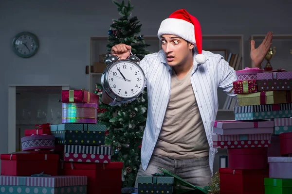 Hombre con muchos regalos de Navidad en cajas —  Fotos de Stock