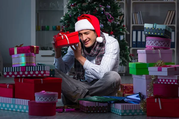 Hombre con muchos regalos de Navidad en cajas —  Fotos de Stock