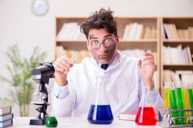 Çılgın bilim adamı bir laboratuarda deneyler yapıyor.