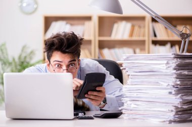 Ofiste çalışan komik muhasebeci.