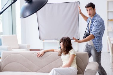 Fotoğraf stüdyosunda çalışan genç fotoğrafçı.