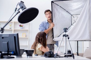 Fotoğraf stüdyosunda çalışan genç fotoğrafçı.