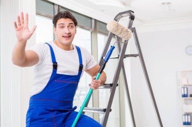 İnşaat alanında çalışan bir boyacı.