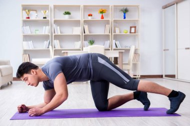 Genç adam spor ve sağlıklı yaşam tarzı dolandırıcılığı yapıyor.