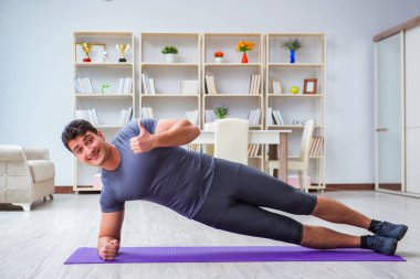 Genç adam spor ve sağlıklı yaşam tarzı dolandırıcılığı yapıyor.