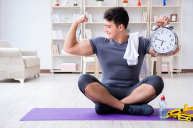 Genç adam spor ve sağlıklı yaşam tarzı dolandırıcılığı yapıyor.