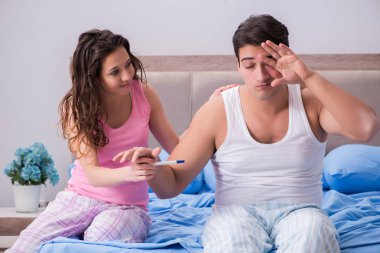 Hamilelik testi sonuçları olan genç bir aile