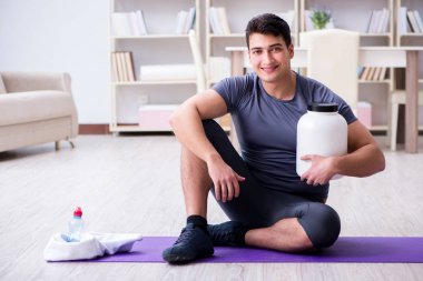 Sporda gıda takviyesi ve sağlıklı yaşam tarzı olan bir adam.