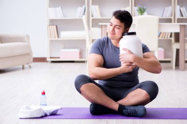 Sporda gıda takviyesi ve sağlıklı yaşam tarzı olan bir adam.