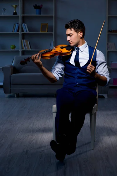 Joven músico practicando el violín en casa — Foto de Stock