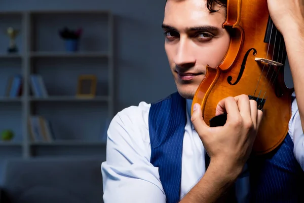 Jeune musicien homme pratiquant le violon à la maison — Photo