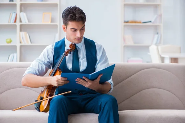 Joven músico practicando el violín en casa — Foto de Stock