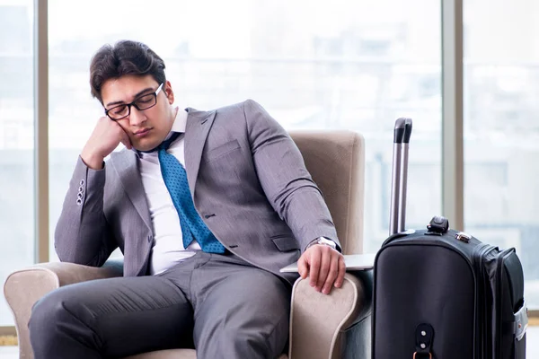 Jonge zakenman in business lounge luchthaven wacht op vlucht — Stockfoto