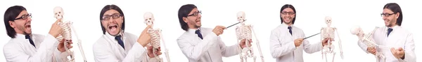 Zabawny nauczyciel ze szkieletem odizolowanym na białym — Zdjęcie stockowe
