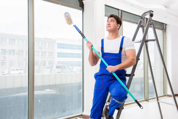 Pintor reparador trabajando en el sitio de construcción —  Fotos de Stock