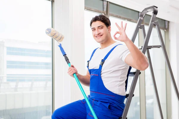 Pintor reparador trabajando en el sitio de construcción — Foto de Stock