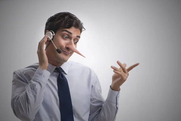 Empresário ao telefone mentindo para seu adversário — Fotografia de Stock