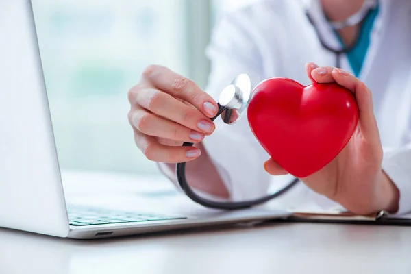 Médico verificando o coração no conceito médico — Fotografia de Stock