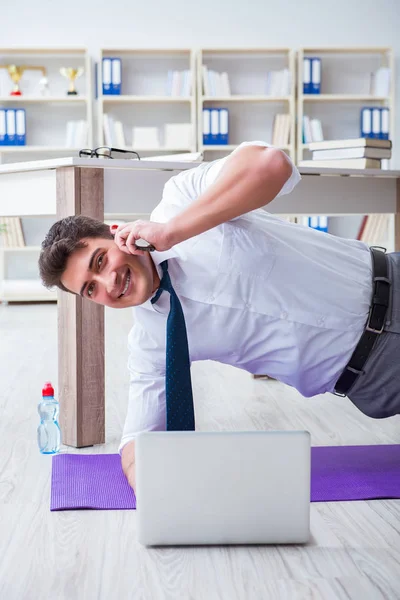 Empresario haciendo deportes en su espacio de oficina — Foto de Stock