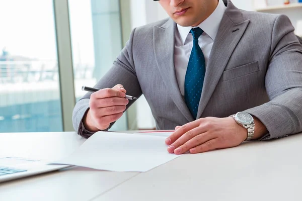 Businessman signing business documents in office — Stock Photo, Image