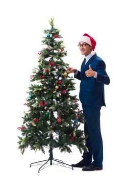 Beyaz üzerine izole edilmiş yılbaşı ağacı dekore eden iş adamı.