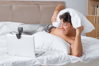 Çevrimiçi randevu konseptinde genç seksi bir adam