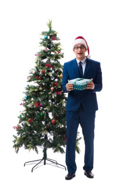 Beyaz üzerine izole edilmiş yılbaşı ağacı dekore eden iş adamı.