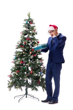 Beyaz üzerine izole edilmiş yılbaşı ağacı dekore eden iş adamı.