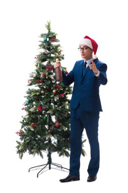 Beyaz üzerine izole edilmiş yılbaşı ağacı dekore eden iş adamı.