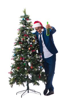 Beyaz üzerine izole edilmiş yılbaşı ağacı dekore eden iş adamı.