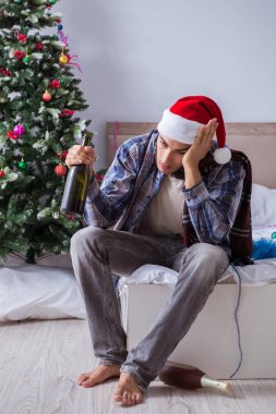 Adam noel partisinden sonra akşamdan kalma.