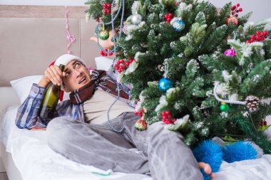 Adam noel partisinden sonra akşamdan kalma.