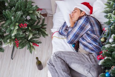 Adam noel partisinden sonra akşamdan kalma.