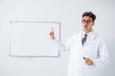 Komik doktor bilim adamı hastanede sunum yapıyor.